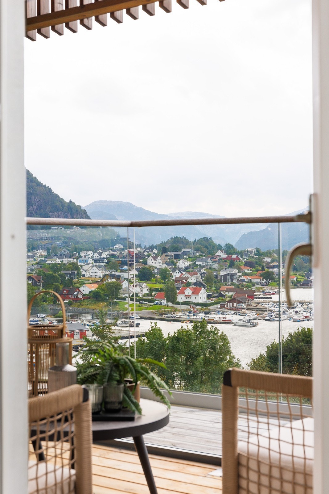 Fra stuen har man utgang til både hagestue og terrasse Galleribilde