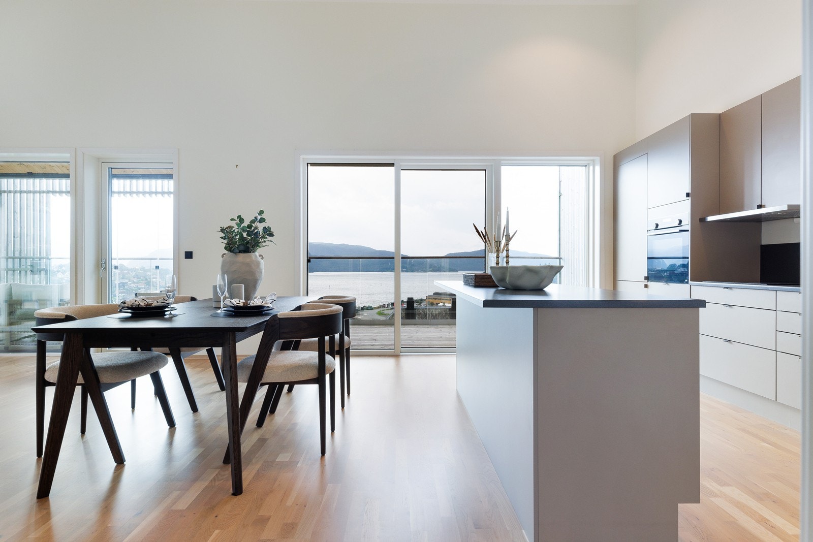 Leiligheten har en lys og lekker innredning Galleribilde