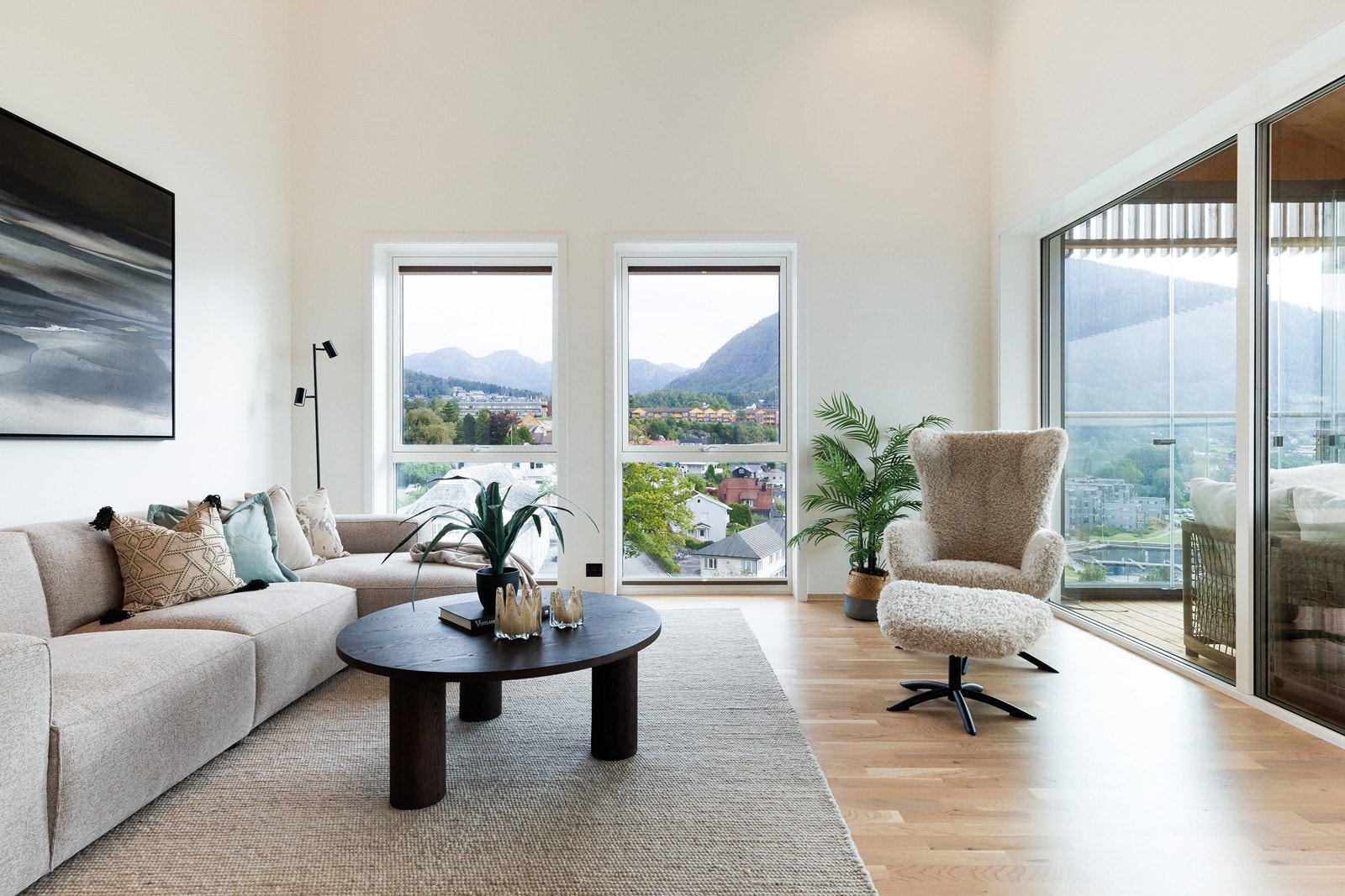 Man har store vindusflater som slipper inn mye godt lys og ikke minst den flotte utsikten Galleribilde