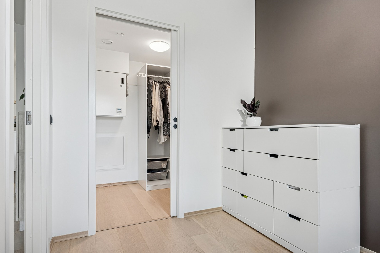 Fra soverommet har man inngang til en praktisk bod som gir gode oppbevaringsmuligheter. Galleribilde