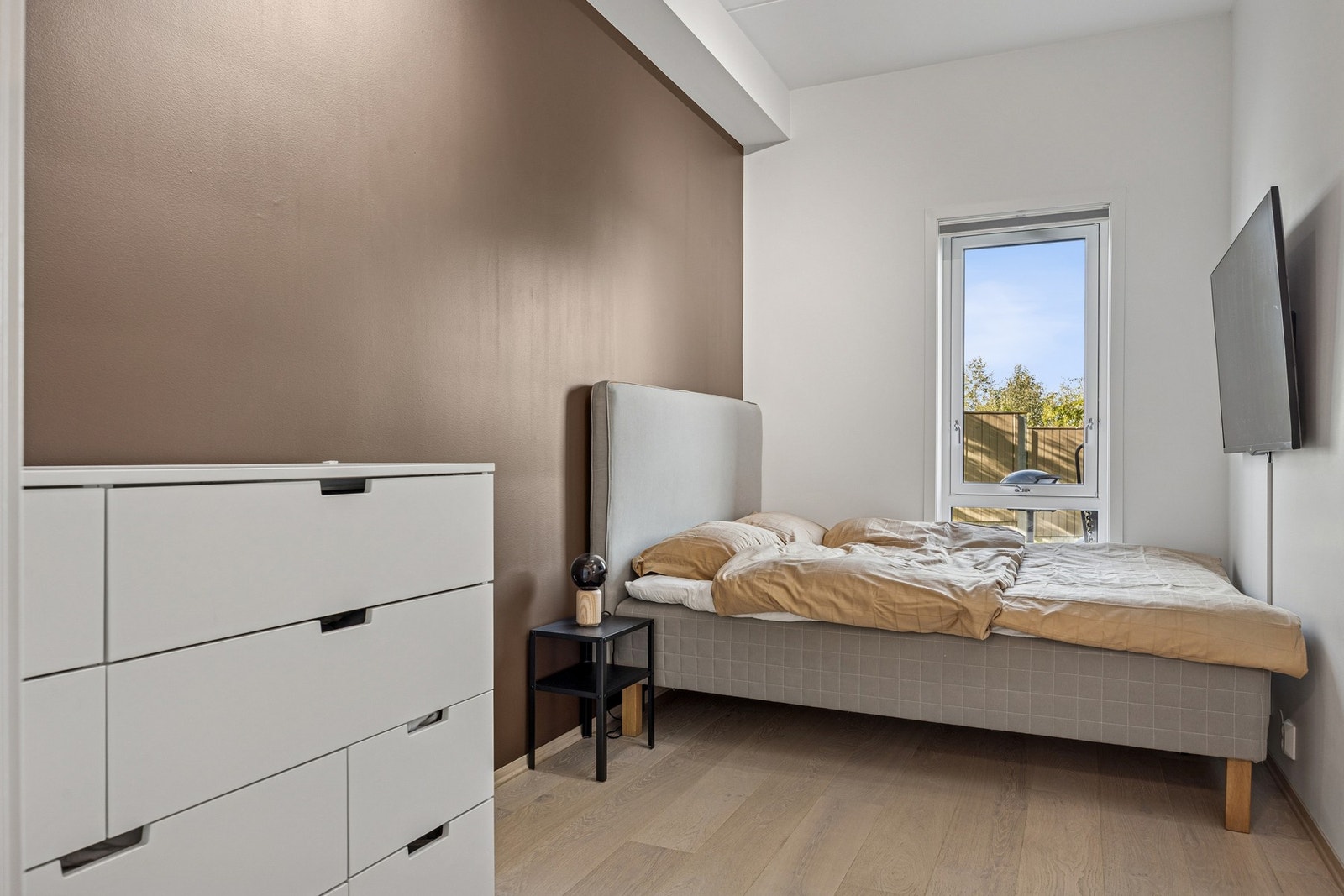 Soverommet måler 9 kvm og har god plass til både dobbeltseng og tilhørende møblement. Galleribilde