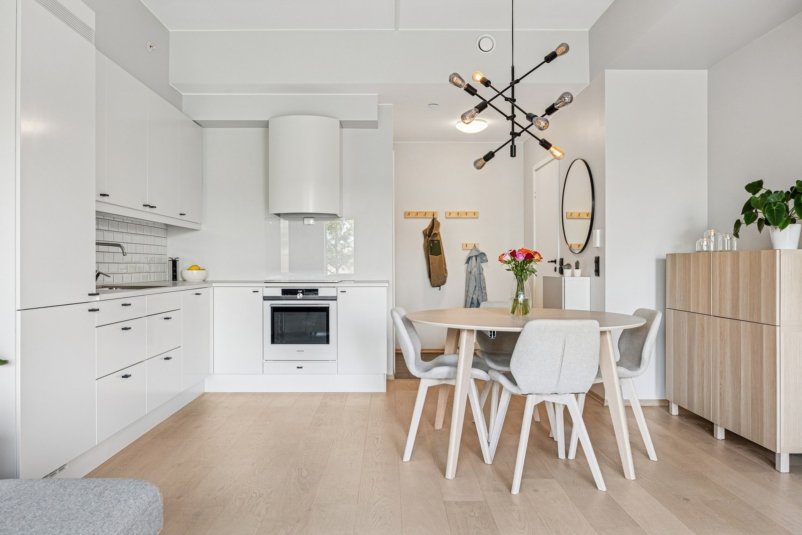 Leiligheten har et lyst og delikat kjøkken som er godt utstyrt med skap-, skuff- og benkeplass. Galleribilde