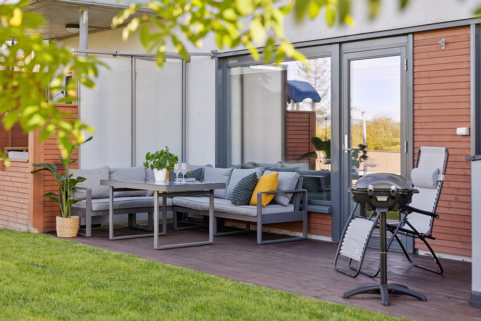 Velkommen til Horgsletta 39! Her har man gode solforhold og på varme dager blir terrassen en herlig forlengelse av stuen, perfekt for å nyte sommerværet. Galleribilde