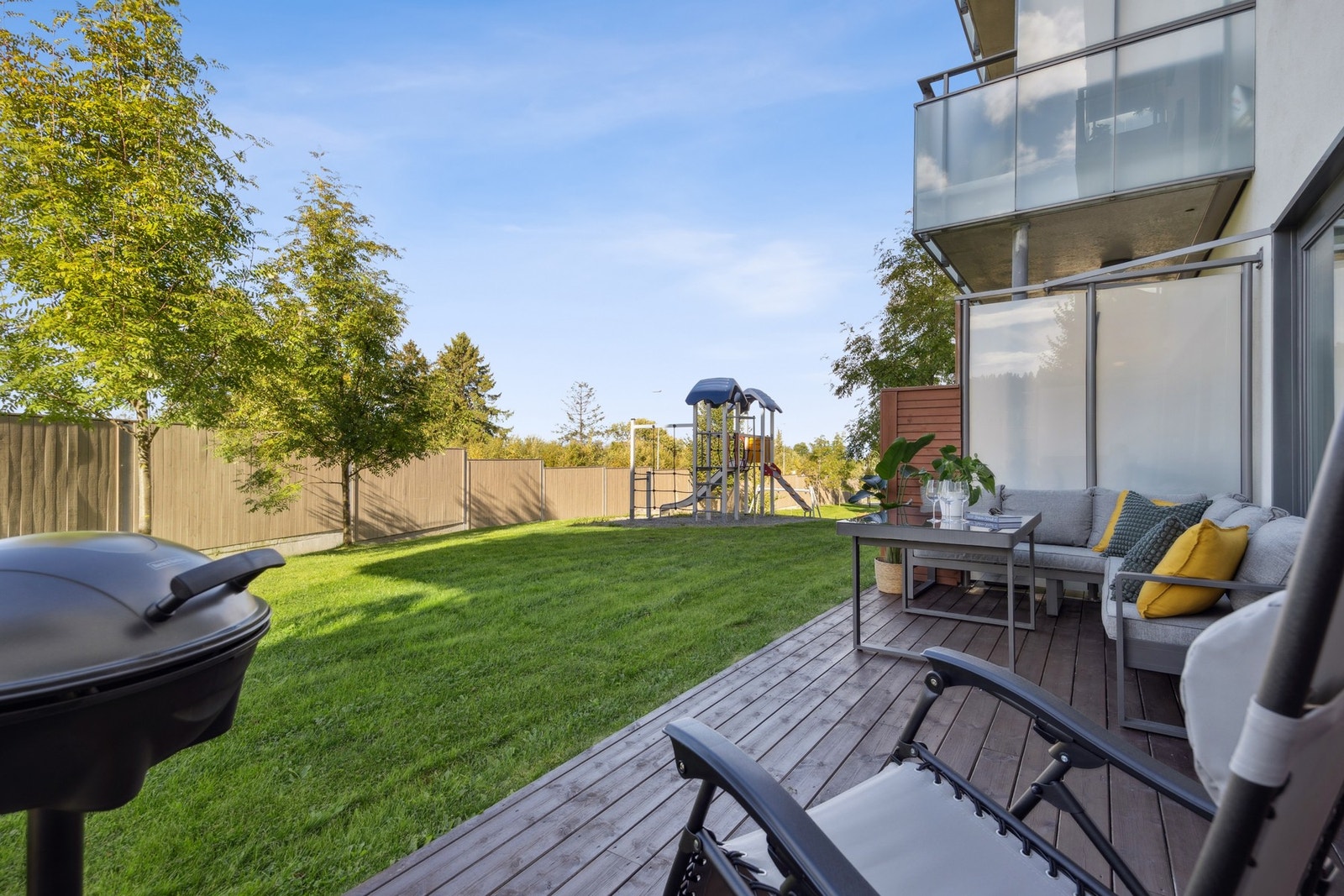 Velholdte fellesarealer med gressplen og lekeplass gir et trivelig bomiljø. Galleribilde