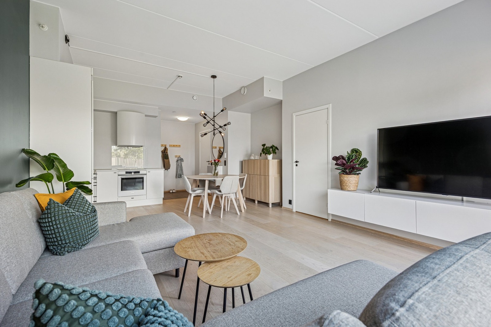 Her er det parkett på alle gulv, med unntak av bad og entré som har fliser. Galleribilde