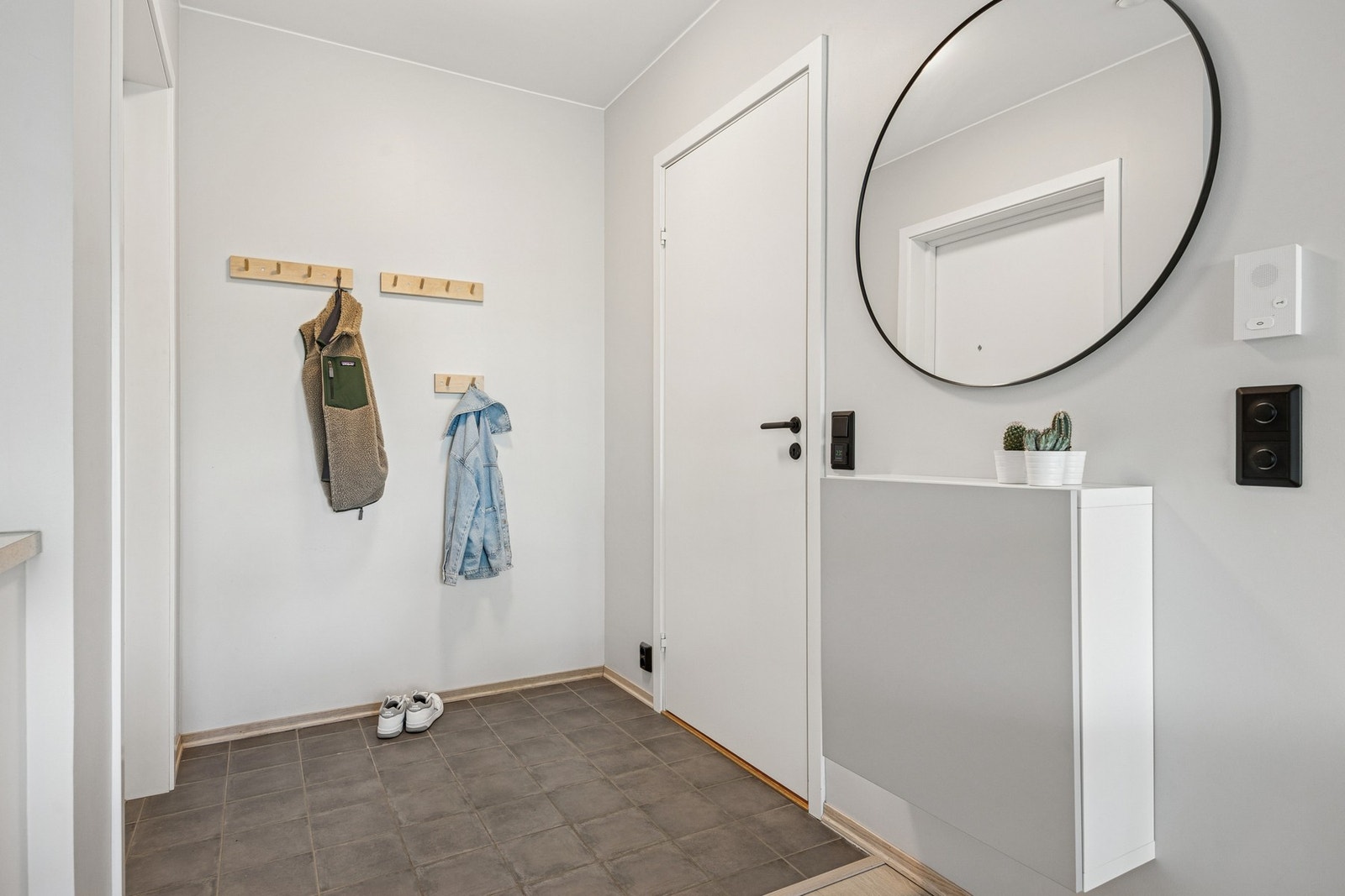 Her ønskes man velkommen inn i en lys og åpen entré med plass til å henge fra seg yttertøyet. Galleribilde