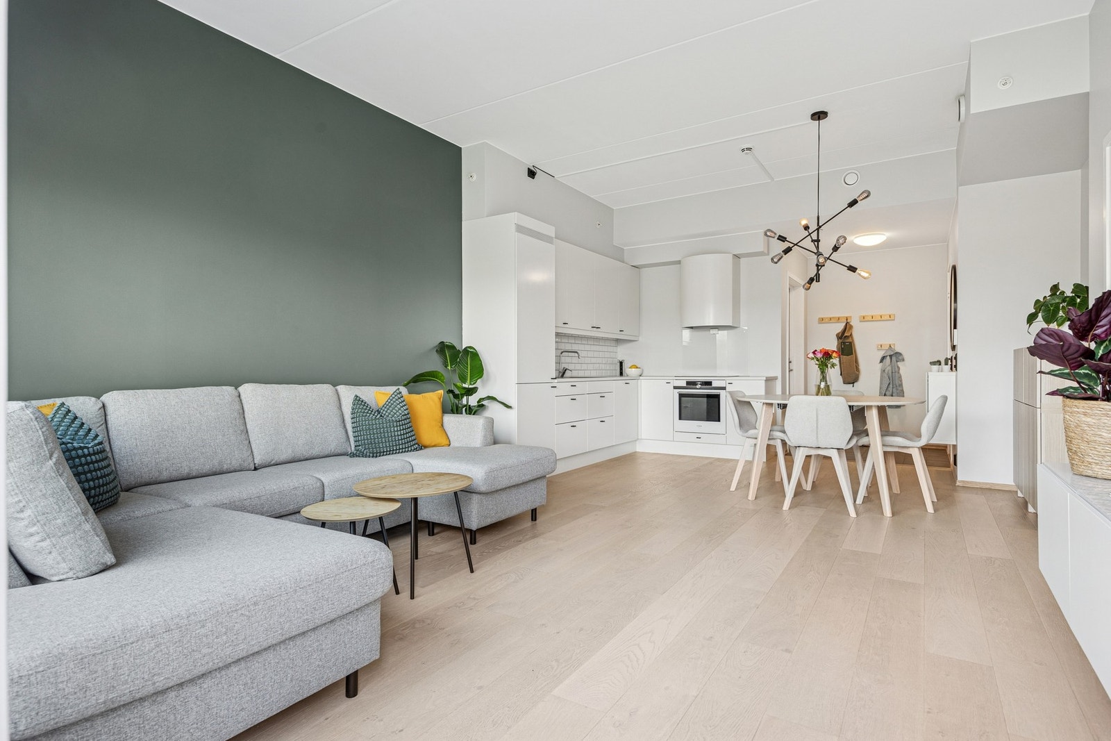 Her finner du en lys og åpen stue-/kjøkkenløsning på 28,5 kvm. Galleribilde