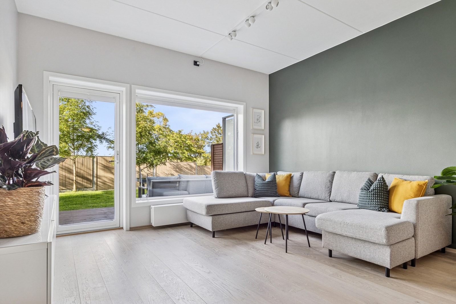 Store vindusflater og god takhøyde gjør at rommet oppleves lyst og luftig. Galleribilde