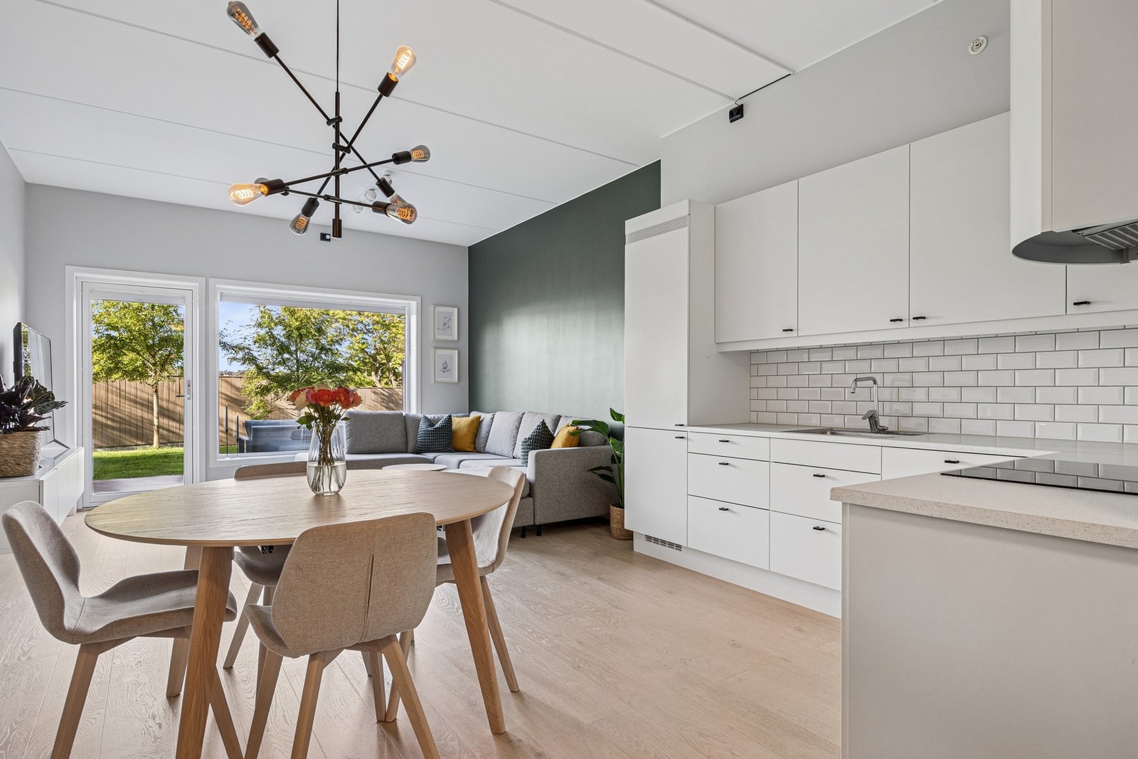 Det passer utmerket å innrede med spisegruppe mellom stue og kjøkken. Galleribilde