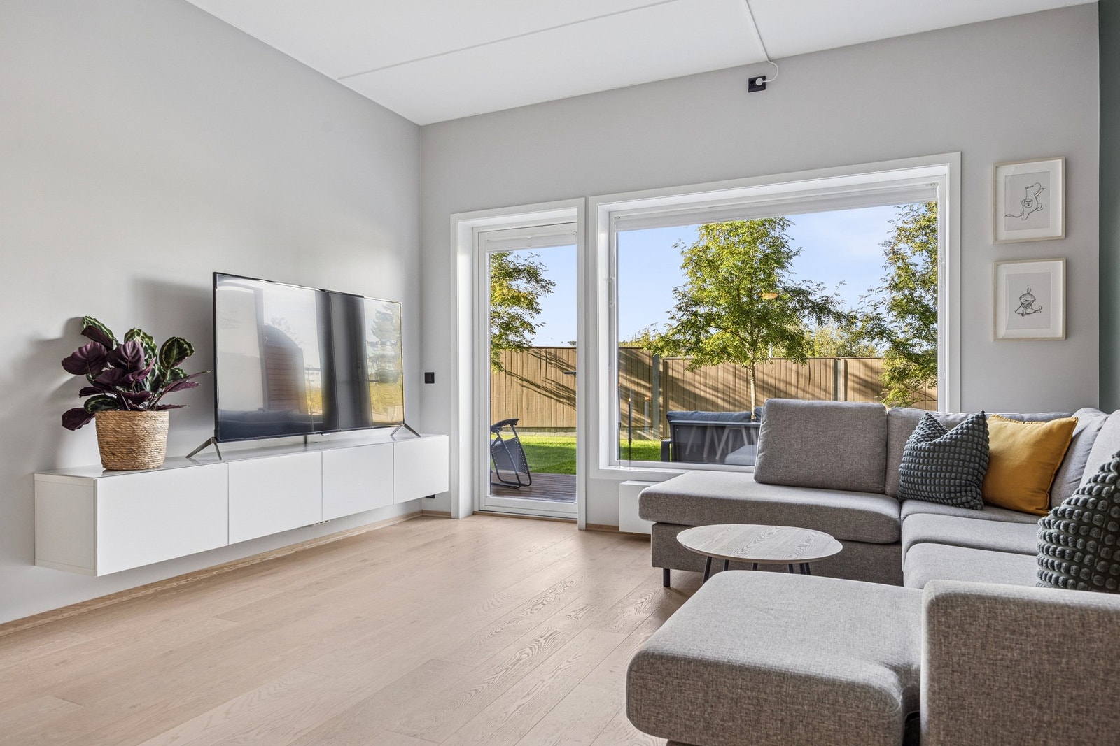 Fra stuen har man utgang til en stor terrasse på hele 15 kvm. Galleribilde