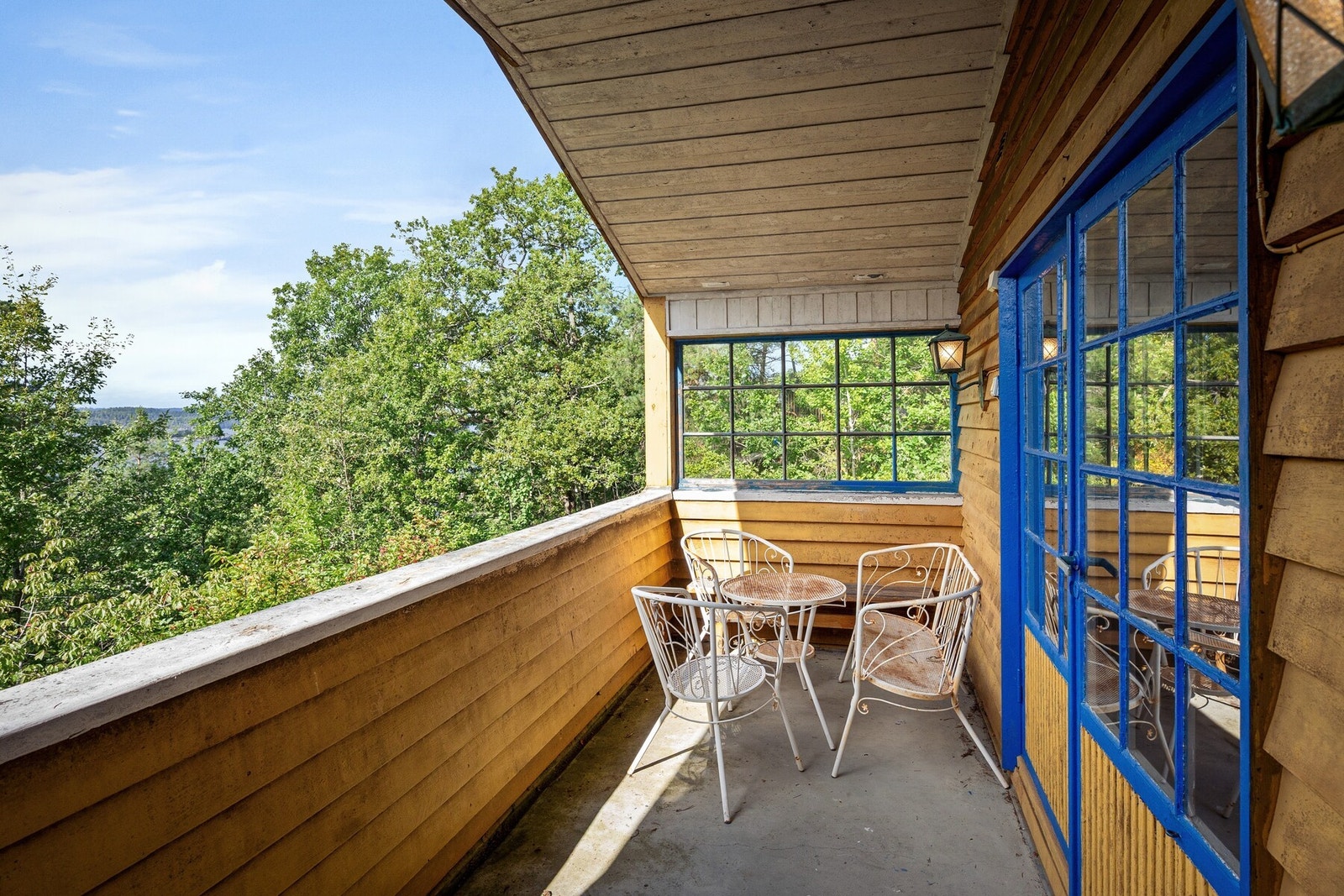 På balkongen er det plass for sittemøblement og grill Galleribilde