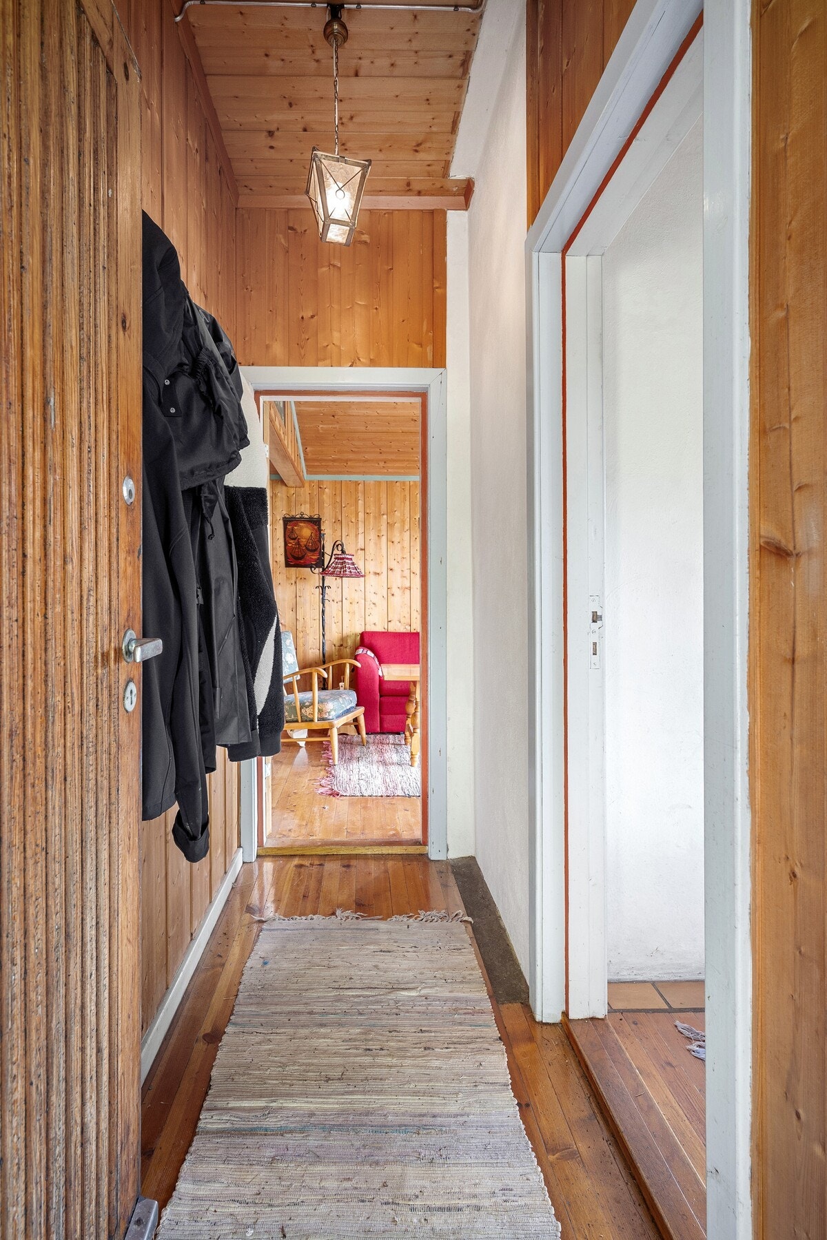 Velkommen inn. Romslig entre med plass for yttertøy og sko Galleribilde