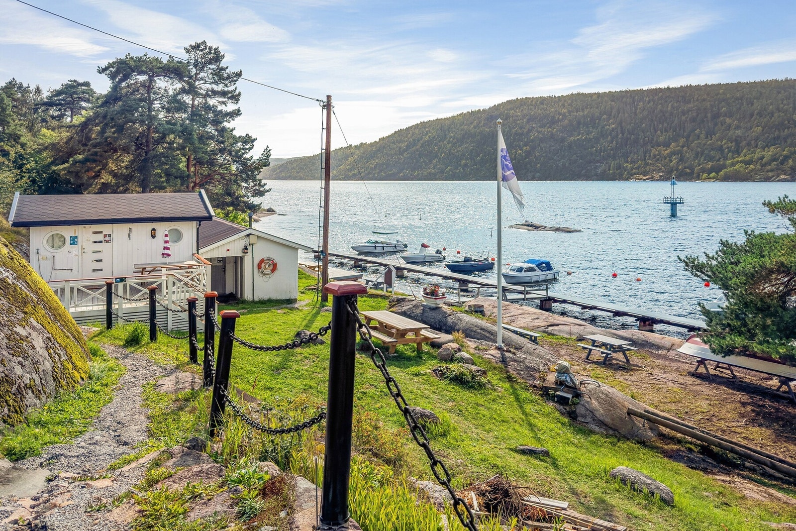 Bryggen er et naturlig samlingspunkt for både store og små, med trygg bading, soling og lek i vannkanten Galleribilde