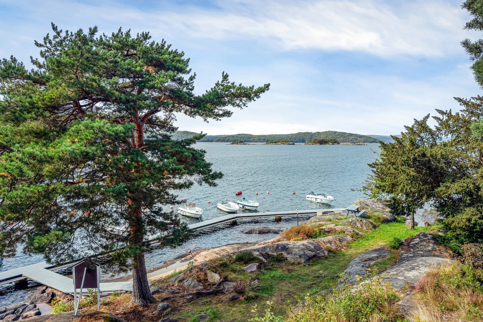 Mulighet for båtplass gir deg en unik base for å utforske skjærgården, bade fra svabergene eller legge ut på fisketurer Galleribilde