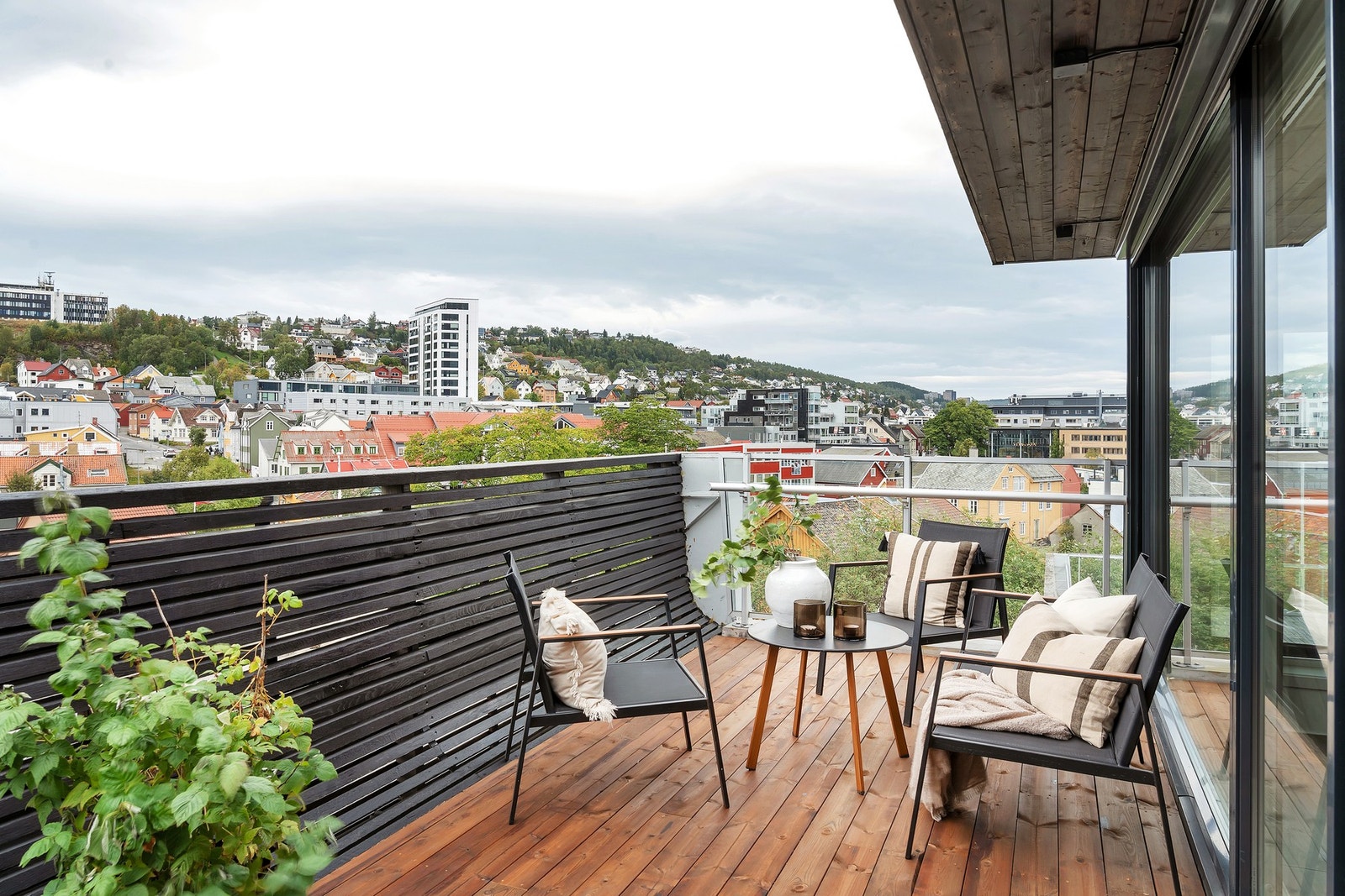 Fra stuen er det utgang til en av de to balkongene. Galleribilde