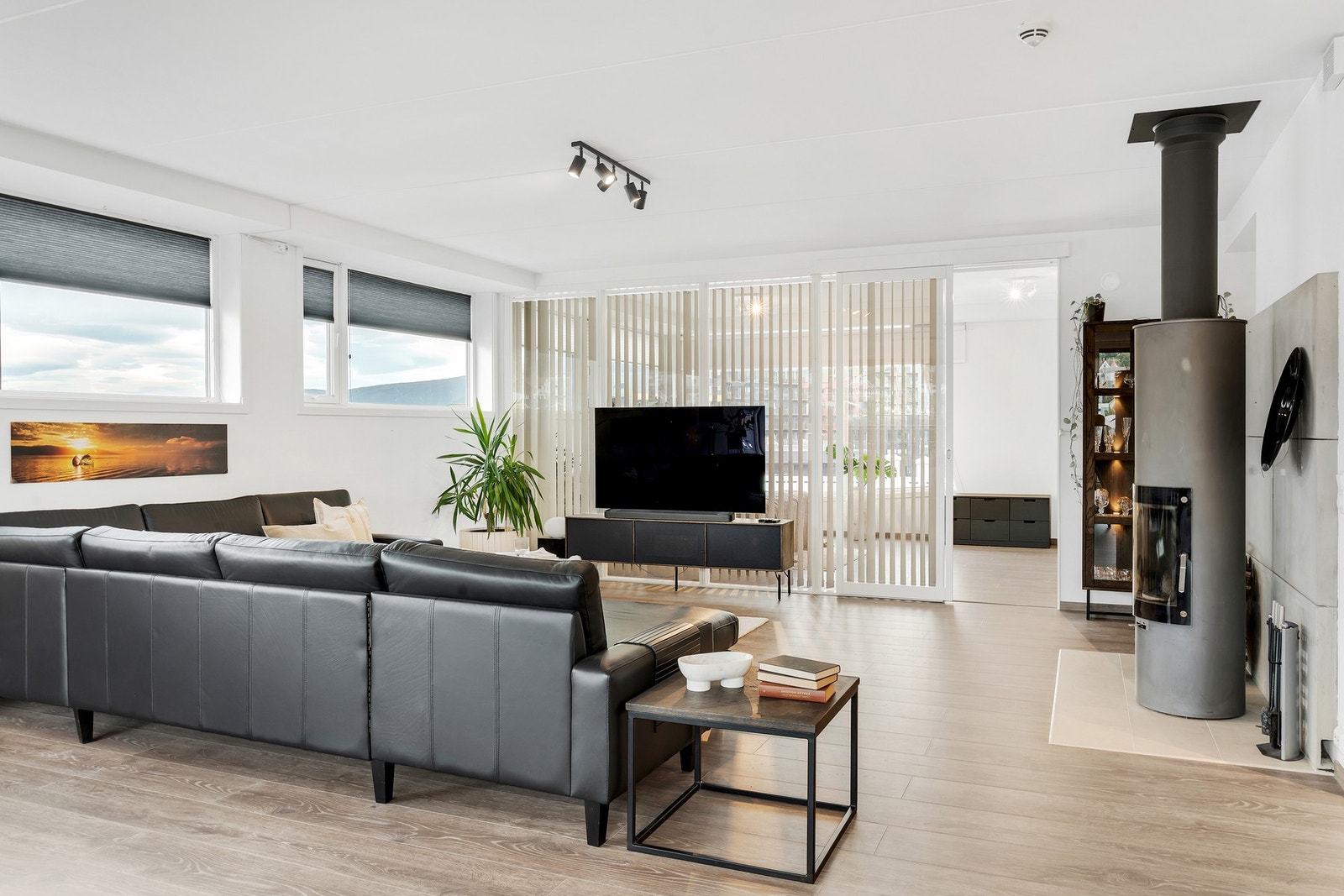 Den stilrene peisen gir både varme og hygge - perfekt plassert ved sittegruppen. Galleribilde