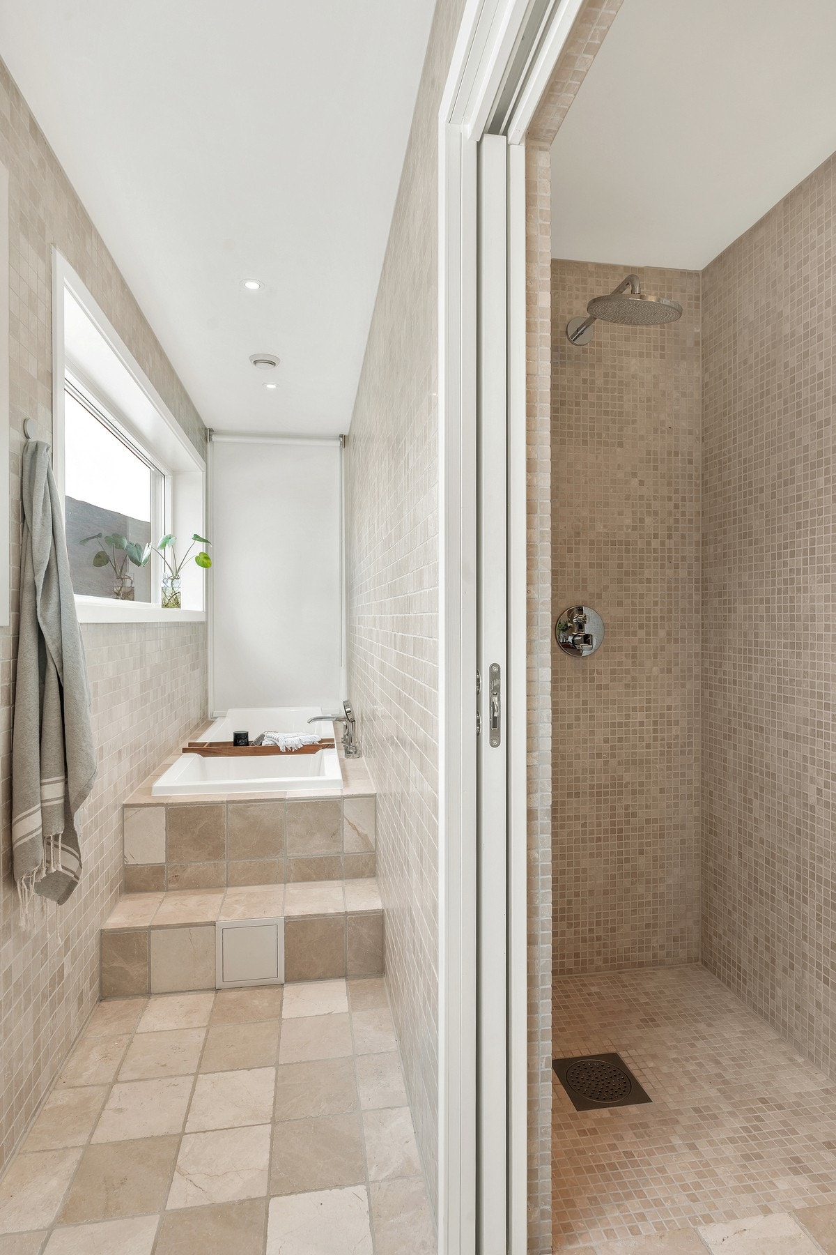 Badekar med innebygget badekararmatur. Galleribilde