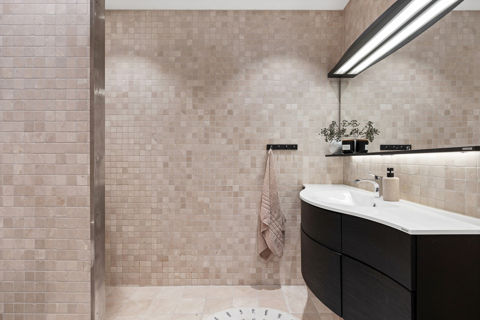 Bad med vegghengt servantinnredning med skuffer. Galleribilde