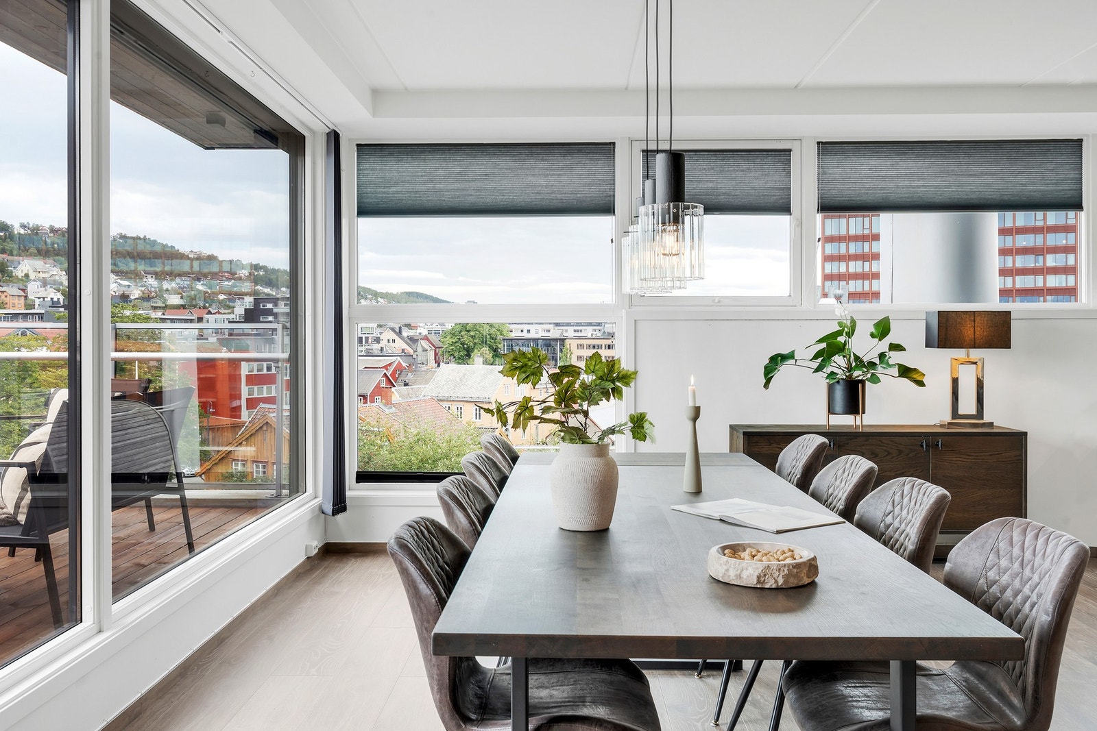 Vindusflatene slipper inn rikelig med dagslys og gir en luftig atmosfære. Galleribilde