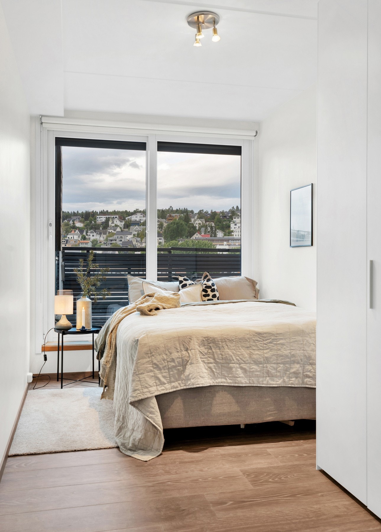 Leiligheten inneholder 3 soverom. Galleribilde