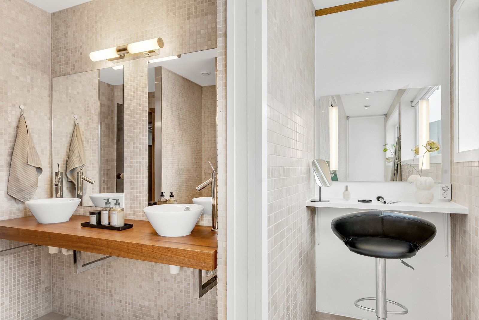 To vasker og et eget adskilt "sminkehjørne". Galleribilde