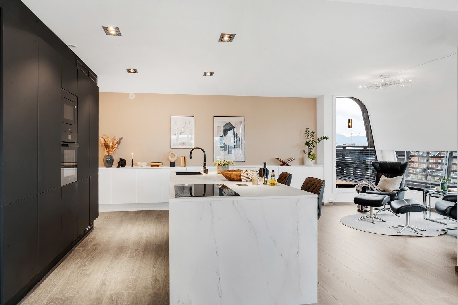 Kjøkkenøy med integrerte sitteplasser gir både ekstra arbeidsflate og en hyggelig spiseplass. Galleribilde