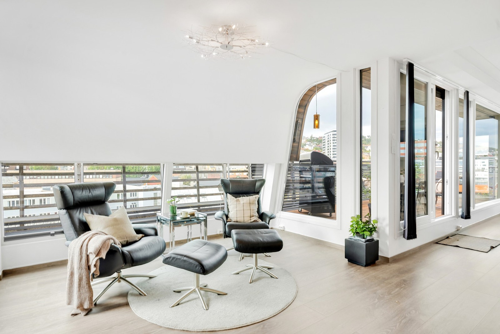 Med to stoler og god plass rundt seg, gir denne delen av stuen en lun atmosfære og et naturlig sted å slappe av. Galleribilde