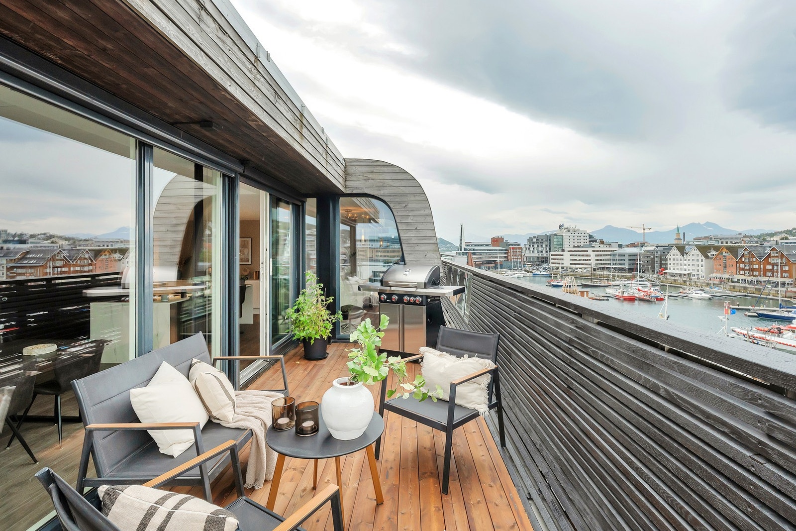 Fra balkongen har du nydelig utsikt over Tromsø sentrum og havneområdet. Galleribilde