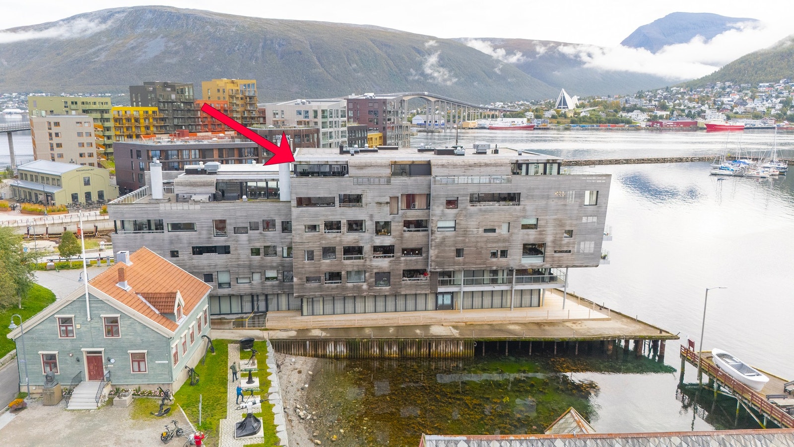 Leiligheten er plassert i toppetasjen i bygget. Galleribilde