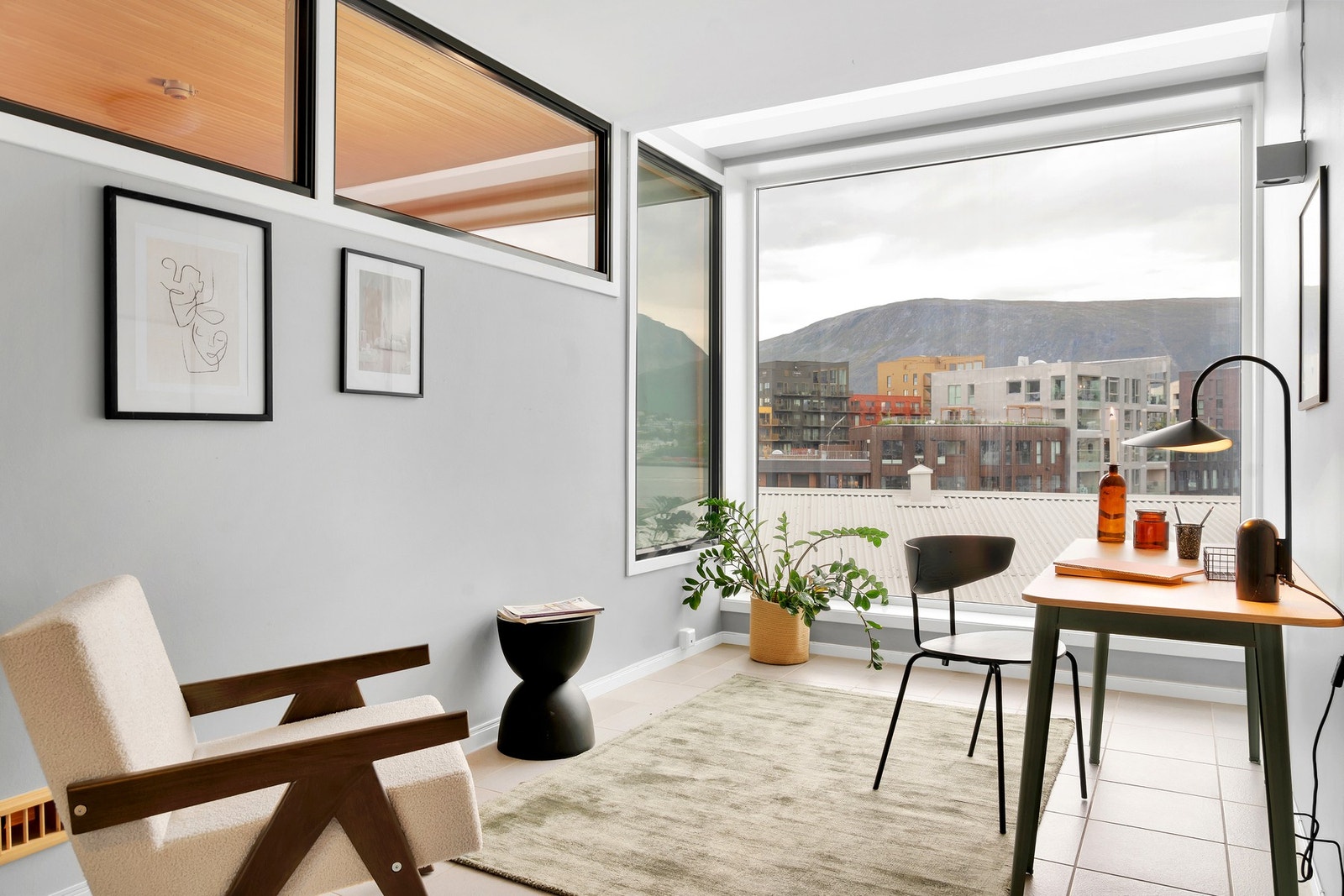 Vinterhagen gir et ekstra rom med nydelig utsikt - i dag brukes det som kontor. Galleribilde