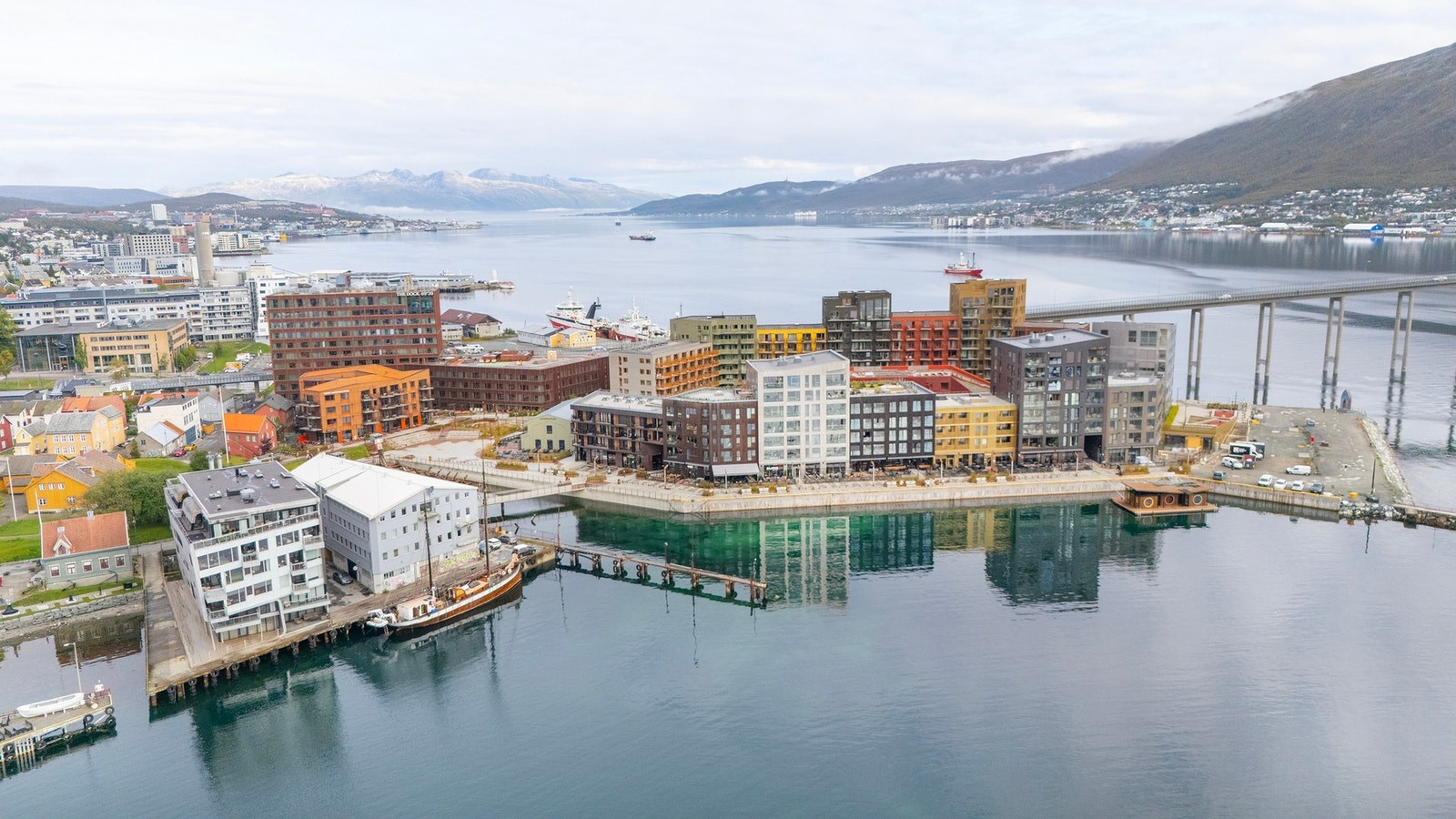 Fin havnepromenade med serveringssteder, småbåthavn og en rekke fritids- og servicetilbud. Galleribilde