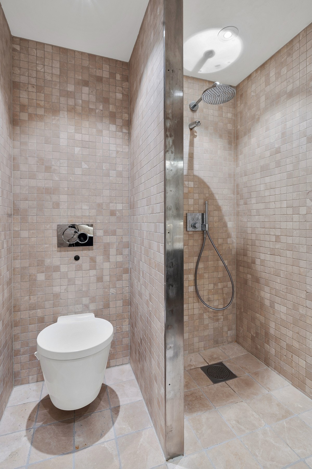 Dusjhjørne og vegghengt toalett. Galleribilde