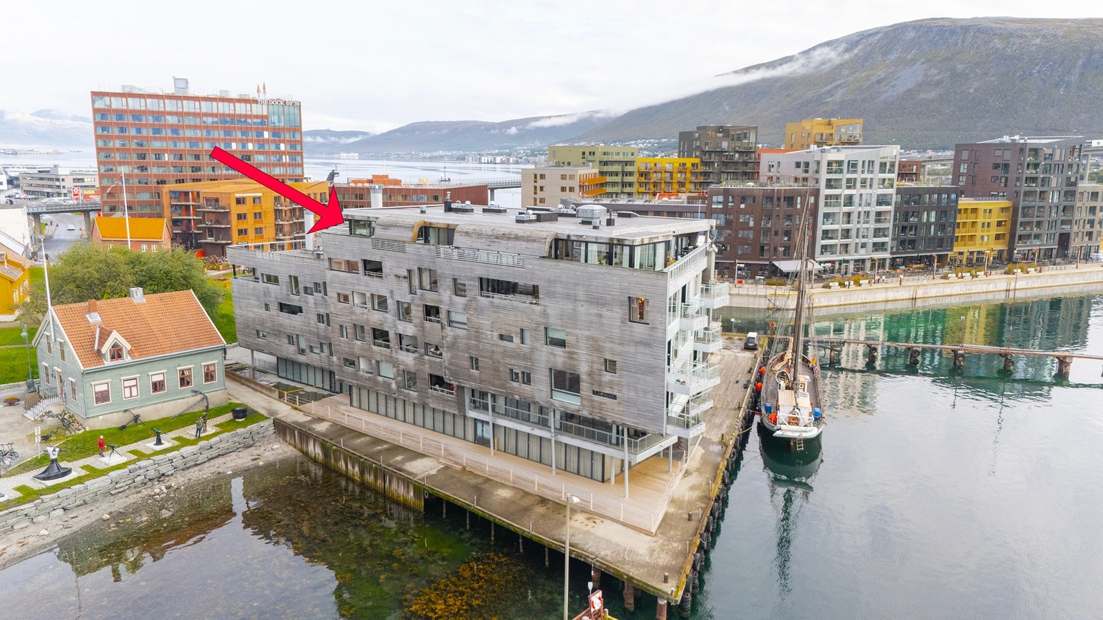 Leiligheten ligger på toppen i bygget som består av totalt 6 etasjer. Galleribilde