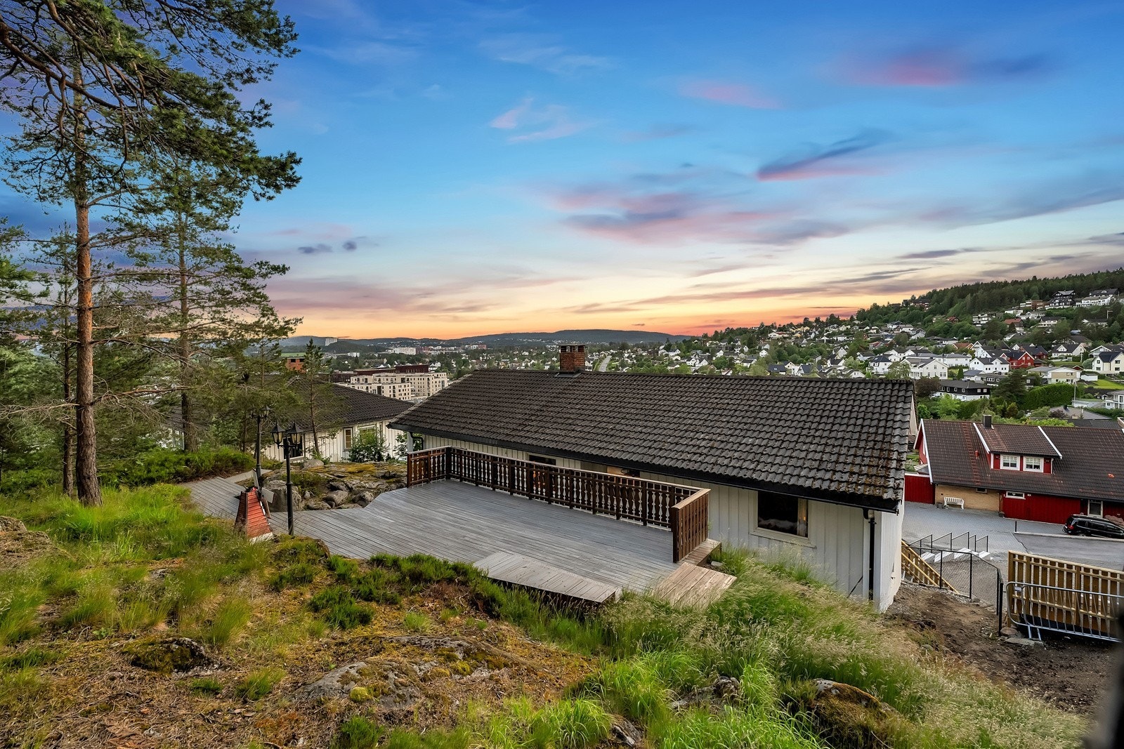 På øverste del av tomten, finnes en skjermet og solrik uteplass. Galleribilde