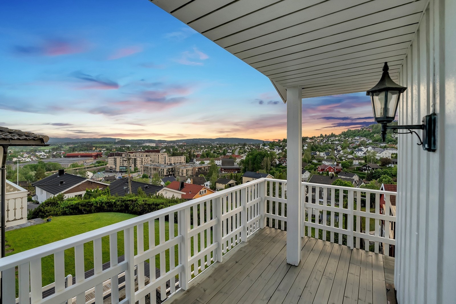 Det er flott utsikt og gode solforhold fra terrassen som går ruundt store deler av huset. Galleribilde