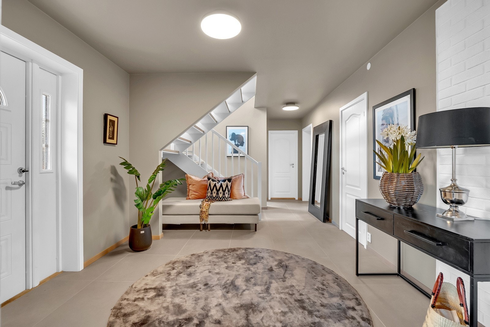 Det er en romslig gang med gode muligheter for oppbevaring. Galleribilde