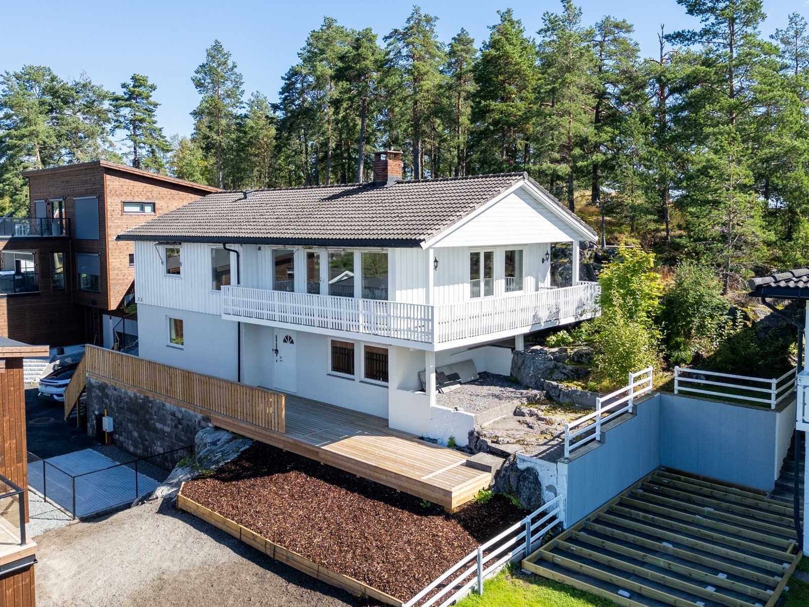 En stor og innholdsrik enebolig med flere uteplasser og plass til 2 biler. Galleribilde