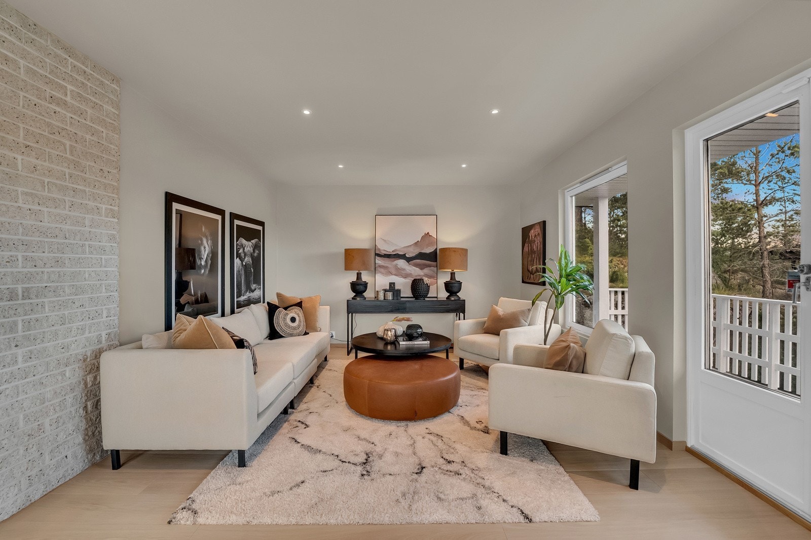 Stue med plass til store og gode sofaer. Galleribilde