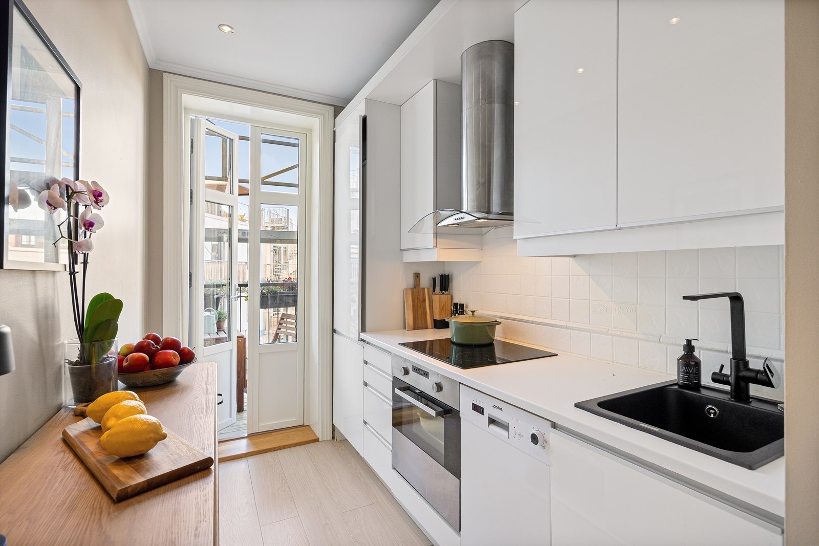 Innredningen har slette fronter og en laminat benkeplate med integrert oppvaskkum og ettgreps blandebatteri. Galleribilde