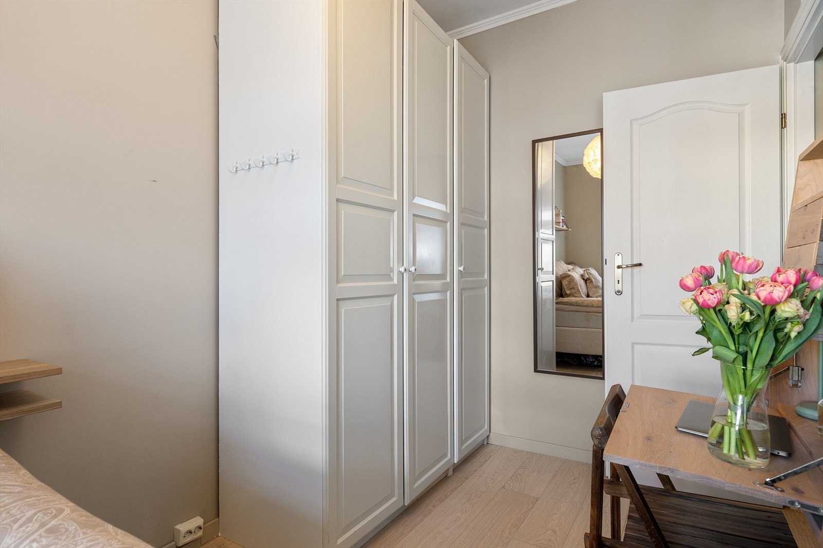 Soverommet har et stort garderobeskap som gir gode oppbevaringsmuligheter. Galleribilde