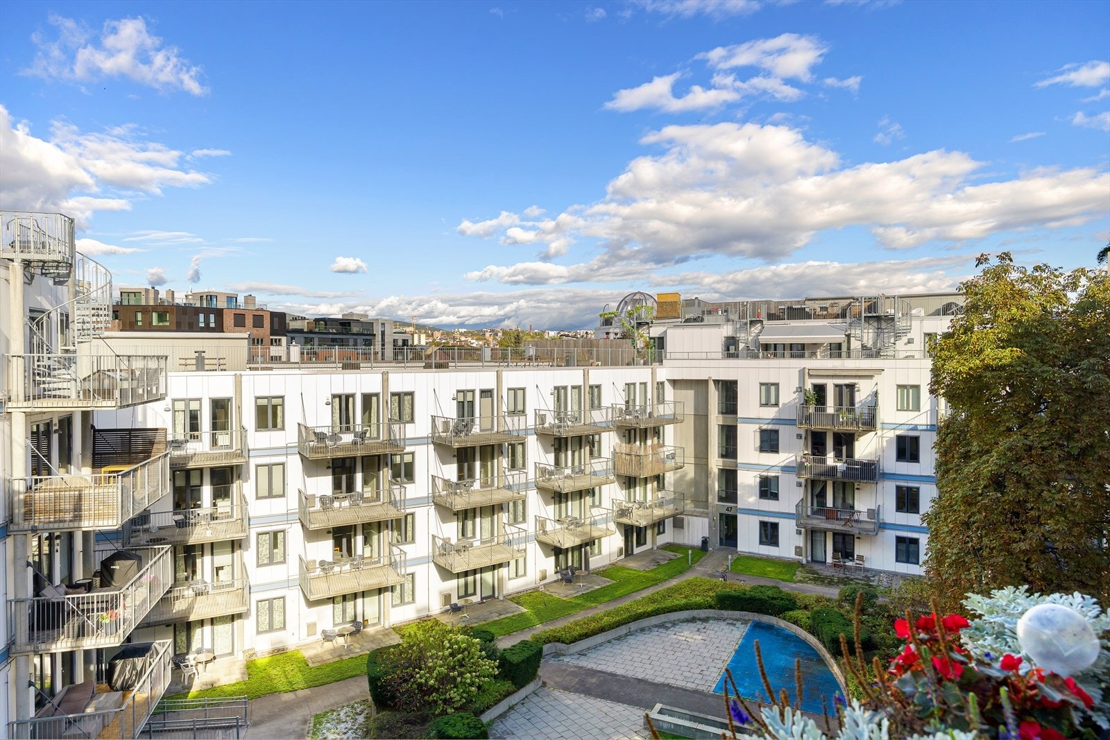 Balkongen vender ut mot en stille og skjermet indre gård, som gir en behagelig og fredelig atmosfære. Galleribilde