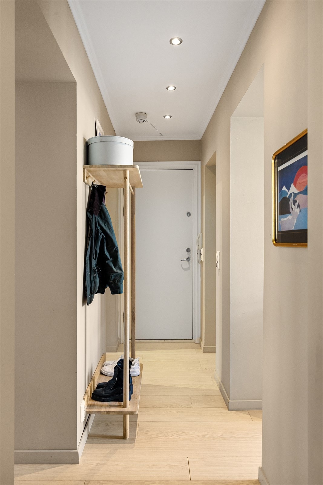 Leiligheten har en innbydende entré med downlights i himlingen, noe som skaper et umiddelbart godt førsteinntrykk. Galleribilde