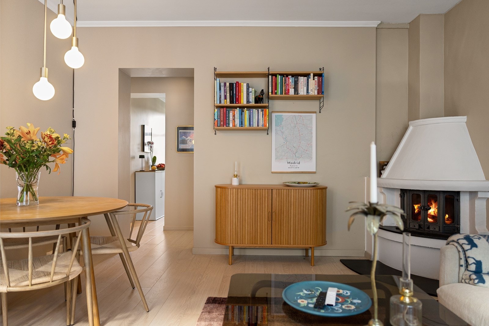 I stuen er det en stemningsfull peisovn som varmer ekstra godt på kalde dager, og skaper en lun og innbydende atmosfære. Galleribilde