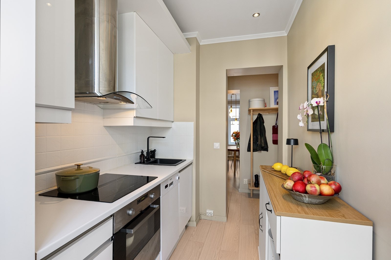 Kjøkkenet er utstyrt med integrerte hvitevarer som stekeovn, kjøl/frys og platetopp, samt kjøkkenventilator med kullfilter over platetoppen. Galleribilde