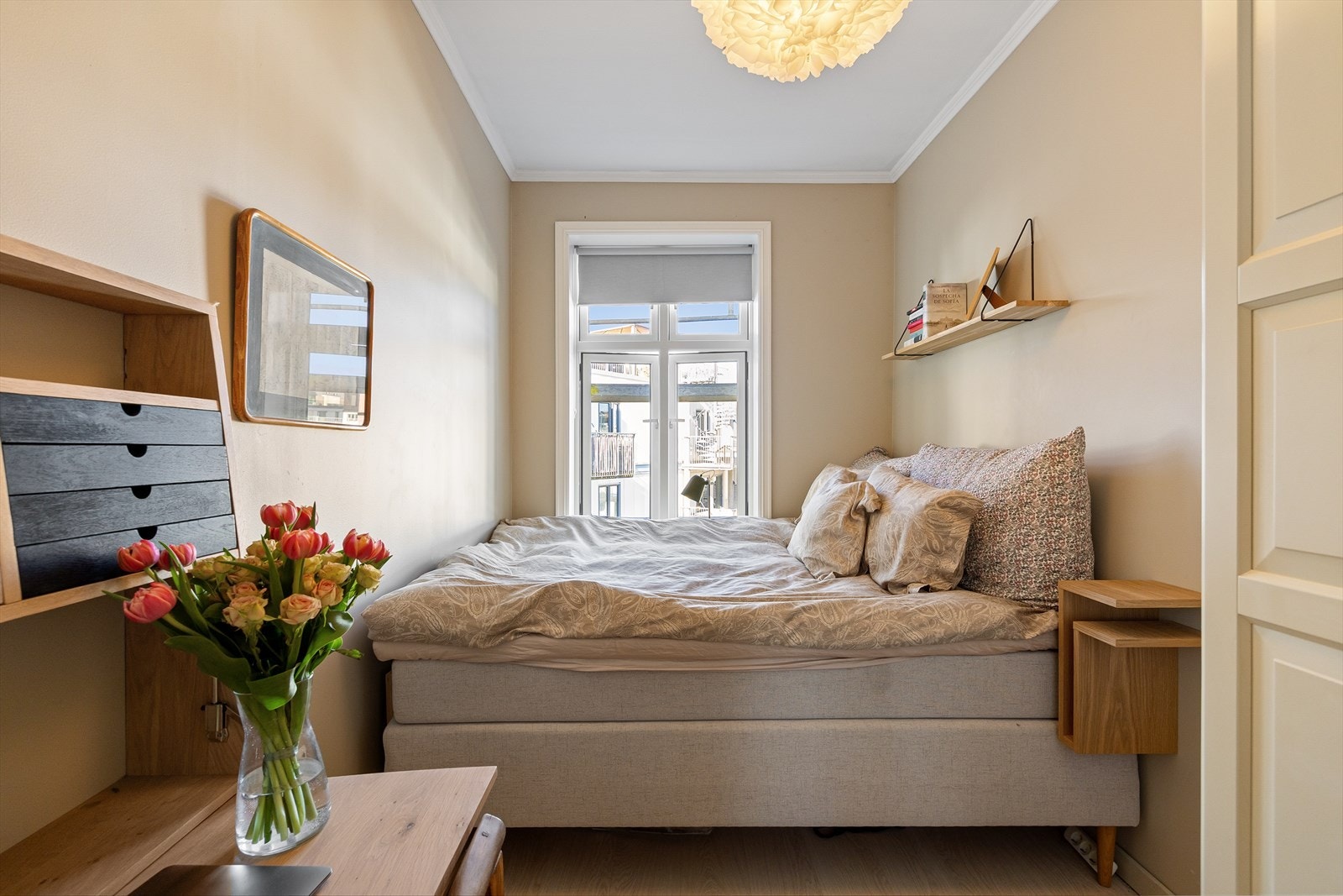 Hovedsoverommet er romslig, med plass til dobbeltseng, nattbord og tilhørende møbler. Vinduet på hovedsoverommet er fra 2021. Galleribilde