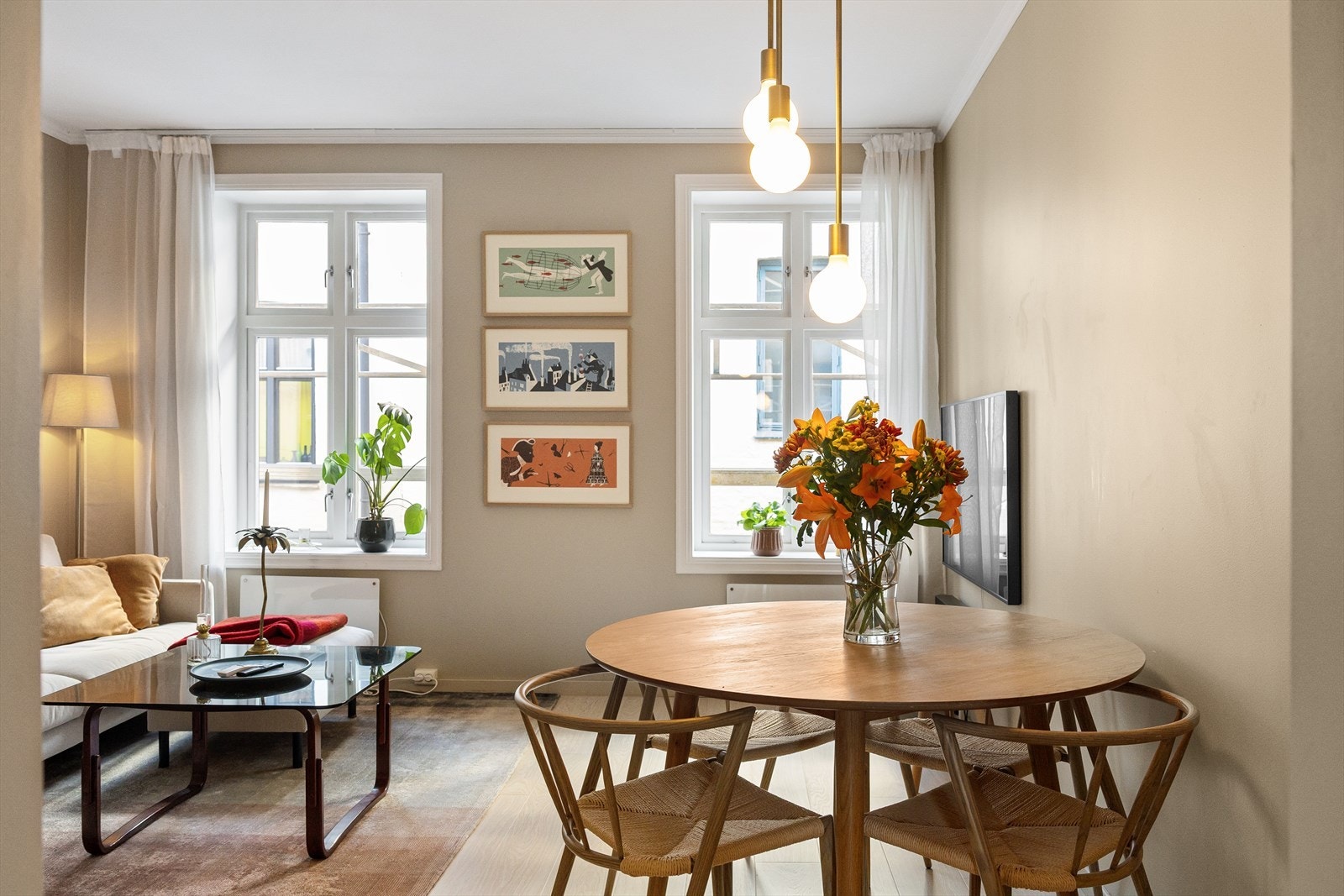 Stuen oppleves lys og romslig, med store vindusflater som slipper inn rikelig dagslys og en generøs takhøyde som forsterker romfølelsen. Galleribilde