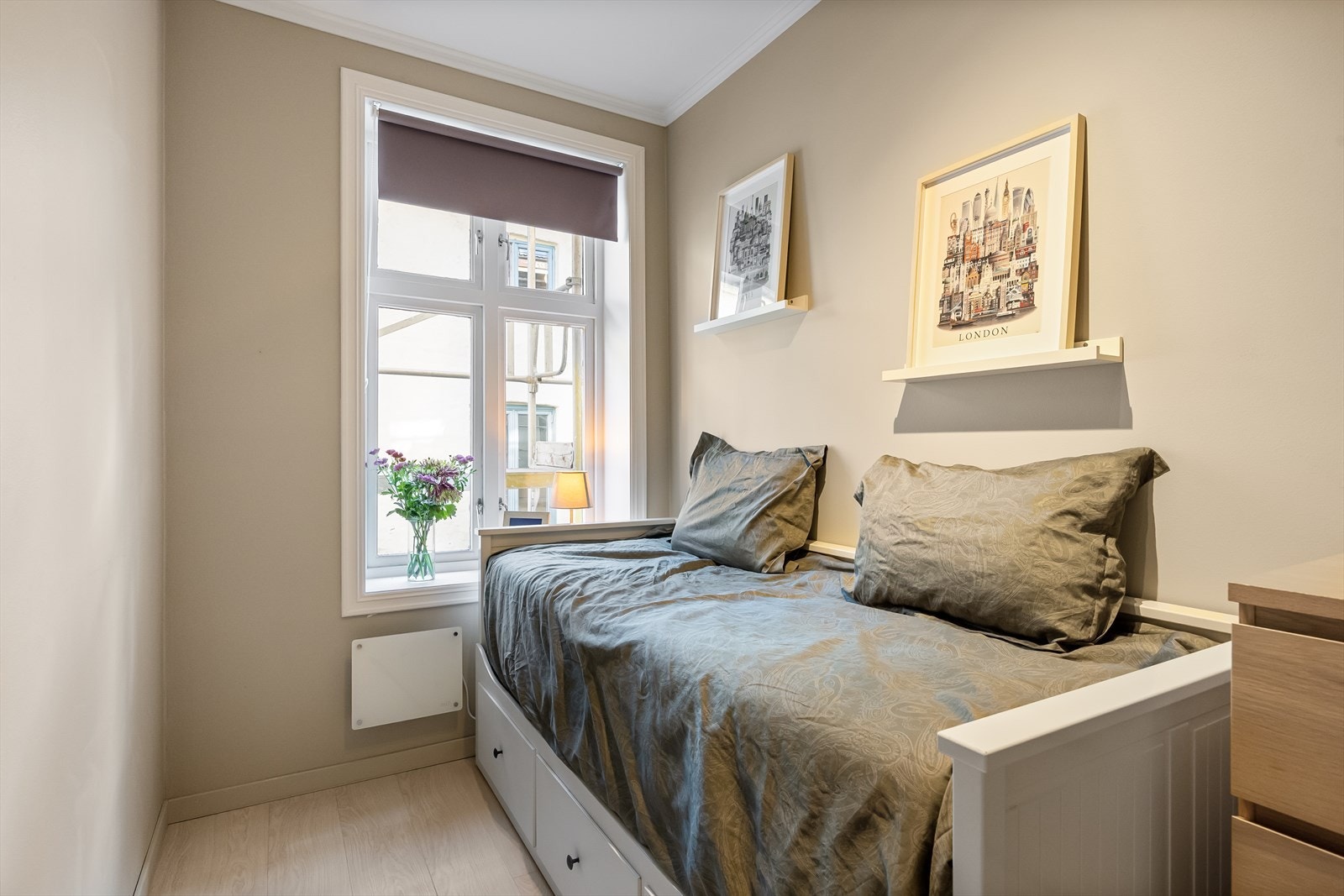 Det er et allsidig rom som passer perfekt som barnerom, gjesterom eller hjemmekontor, tilpasset dine behov. Galleribilde