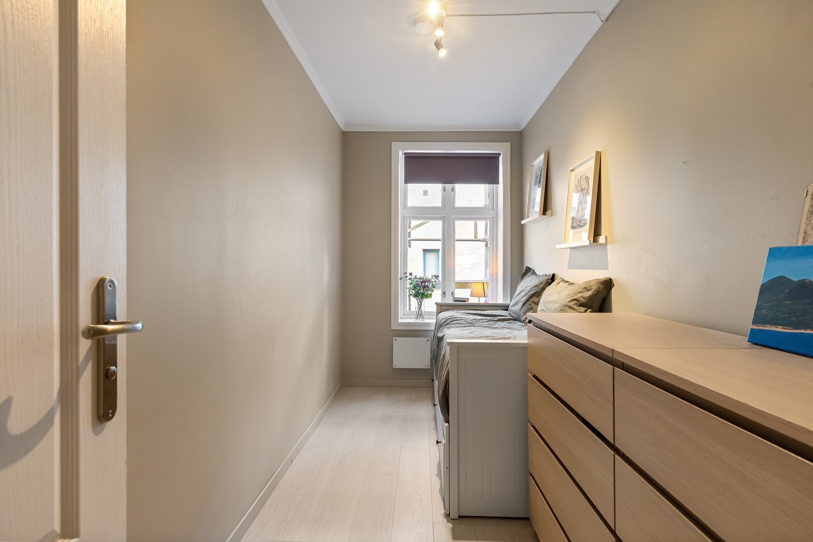 Soverom 2 er romslig og har plass til både seng og øvrige møbler. Galleribilde