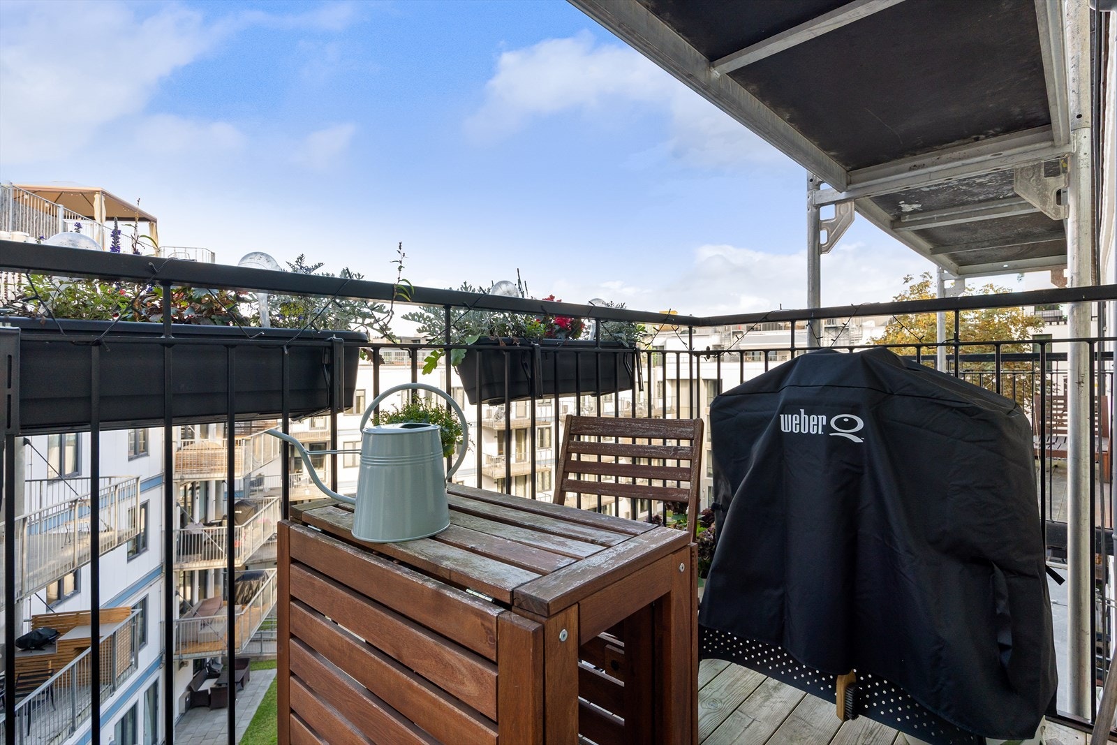 I vår- og sommerhalvåret fungerer den som en naturlig forlengelse av rommet - perfekt for hyggelige stunder med familie og venner. Galleribilde