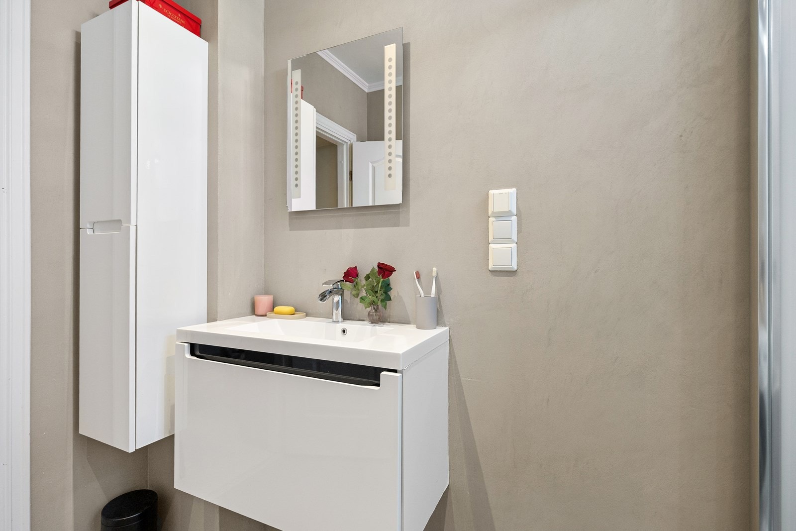 Rommet ble overflateoppusset i 2022 og er utstyrt med veggmontert toalett, dusjkabinett, servant med underskap, speil med belysning samt opplegg for vaskemaskin. Galleribilde